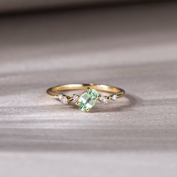 Comète Mint Garnet Ring