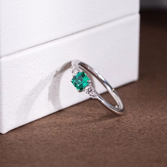 Emerald Aurelia Ring with Diamond